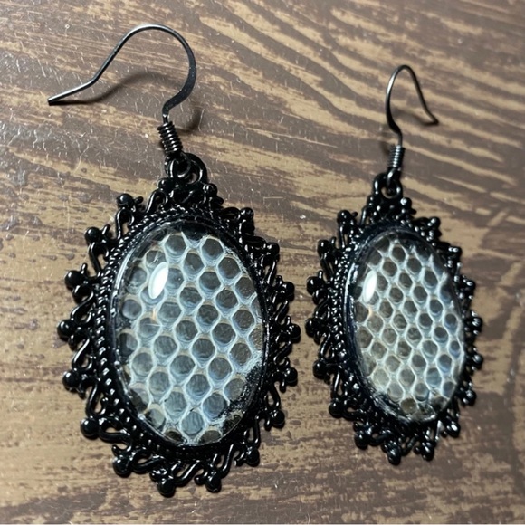 Elegant Black and Silver Filigree Earrings - Picture 4 of 4